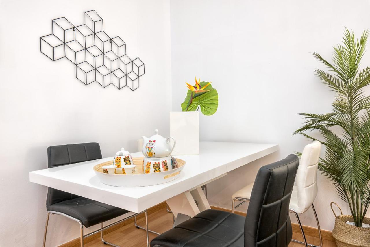 Atico Con Terraza Ac 1Hab En El Centro Y Piscina Comunitaria Appartement Málaga Buitenkant foto